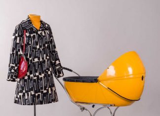 Aus der Ausstellung im Industriemuseum: Mantel schwarz-weiß mit Kinderwaqen gelb. Foto: LVR
