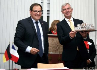 Ratingens Bürgermeister Klaus Pesch (rechts) mit dem Jubiläums-Geschenk, das er am Festabend aus den Händen seines französischen Amtskollegen Arnaud Decagny erhalten hat. Foto: Stadt Ratingen