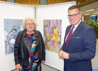 Ursula Schwarze und Filialdirektor Ulrich Hamacher bei der Eröffnung. Foto: Kreissparkasse