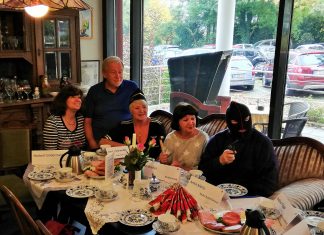 Die ZWAR-Theatergruppe freut sich auf ihre Aufführungen.