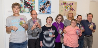 Die Künstler der Werkstatt bei der Eröffnung der Ausstellung