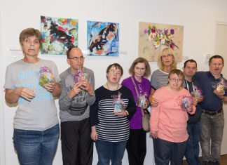 Die Künstler der Werkstatt bei der Eröffnung der Ausstellung