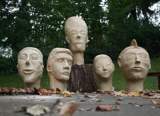 In der Ausstellung sind auch Tonarbeiten des Sozialpsychiatrischen Zentrums zu sehen. Foto: SKFM