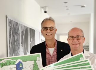 Michael Hoffart und Martin Bürgener mit dem neuen Kalender.