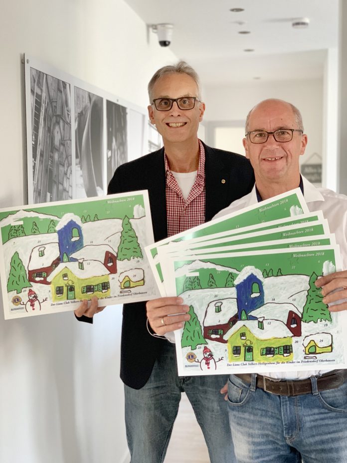 Michael Hoffart und Martin Bürgener mit dem neuen Kalender.
