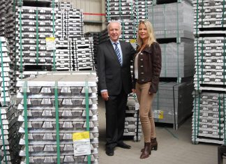 Michael und Michaela Massenberg in einem Lager mit Aluminium-Blöcken.