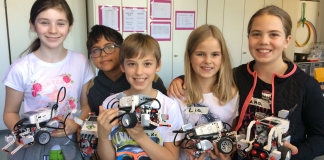 Hatten Spaß beim Roboter-Programmier-Workshop des zdi-Netzwerks Kreis Mettmann: (v.l.) Anna, Johannes, Maximilian, Lia und Luna mit den LEGO Robotern.