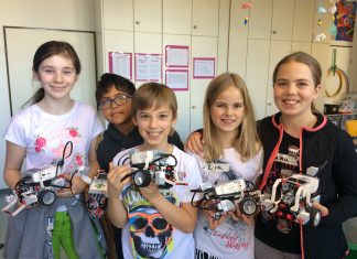 Hatten Spaß beim Roboter-Programmier-Workshop des zdi-Netzwerks Kreis Mettmann: (v.l.) Anna, Johannes, Maximilian, Lia und Luna mit den LEGO Robotern.