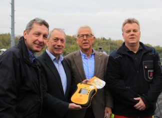 Sportamtsleiter Dietmar Ruda, Lions-Club-Präsident Dieter Dersch, Heinz Puls von den Lions und Rettungsassistent Frank Funke-Kaiser bei der Übergabe des Defibrillators. Foto: Sabine Drasnin