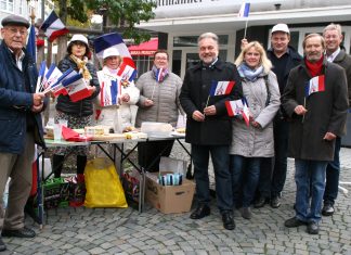 Der Freundeskreis Mettmann-Laval informierte am Samstag in der Fußgängerzone über die deutsch-französischen Beziehung der beiden Partnerstädte.Foto: Kreisstadt Mettmann