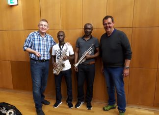 Musiker aus Sierra Leone spielen im Stadtorchester
