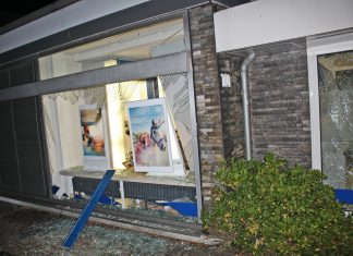 Nach der Explosion an der Bahnstraße in Ratingen Hösel: Zerbostene Scheiben, zerstörtes Inventar. Foto: Polizei