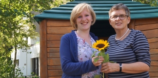 Eine Sonnenblume zum Abschied - Heidi Rümenapp hat die Leitung der Kita Mary Ward an Svenja Neumann übergeben. Foto: privat
