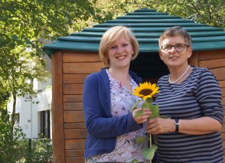 Eine Sonnenblume zum Abschied - Heidi Rümenapp hat die Leitung der Kita Mary Ward an Svenja Neumann übergeben. Foto: privat