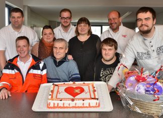 Benedykt Nierychlo (vorn, 2.v.l.) mit seiner Cousine Justine Subczak, seiner Frau Gabriella und seinen Söhnen Raphael und David hat sich bei seinen Rettern bedankt. Notarzt Dr. Ludwig Röckl (vorn, l.), Sven Rörig, Michael Jakob und Lutz Käseberg ( hinterere Reihe,v.l.) freuten sich über diese besondere Geste. Foto: Mathias Kehren