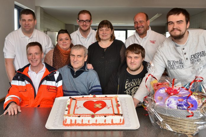 Dank_An_Retter Benedykt Nierychlo (vorn, 2.v.l.) mit seiner Cousine Justine Subczak, seiner Frau Gabriella und seinen Söhnen Raphael und David hat sich bei seinen Rettern bedankt. Notarzt Dr. Ludwig Röckl (vorn, l.), Sven Rörig, Michael Jakob und Lutz Käseberg ( hinterere Reihe,v.l.) freuten sich über diese besondere Geste. Foto: Mathias Kehren
