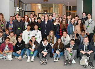 Ratinger Martin-Luther-King-Gesamtschule im Bundestag. Foto: DBT/Haar