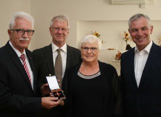 Landrat Thomas Hendele (li) und Bürgermeister Klasu Pesch (re) mit dem Ehepaar Rodenbeck. Foto: Stadt Ratingen