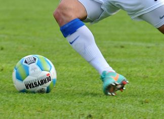 Ein Fußballspieler am Ball. Symbolfoto: Mathias Kehren