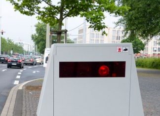 Die Geschwindigkeitsmessanlage wird verlegt. Foto: Kreis Mettmann