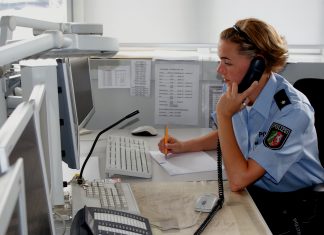 Die Polizei Eine Polizeibeamtin telefoniert. Symbolfoto: Polizeinimmt Hinweise entgegen. Symbolfoto: Polizei