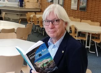 Schon ein toller Moment: Jörg Potthaus mit seinem ersten Roman.