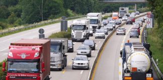 Drei Bürgermeister und ein Landrat fordern: Um den Verkehr zu entlasten, soll der Standstreifen auf der A3 sofort genutzt werden. Foto: Symbolfoto (pixabay)