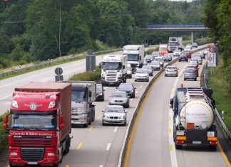 Drei Bürgermeister und ein Landrat fordern: Um den Verkehr zu entlasten, soll der Standstreifen auf der A3 sofort genutzt werden. Foto: Symbolfoto (pixabay)