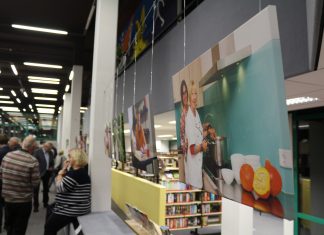 Noch bis zum 5. Dezember läuft die Fotoausstellung der Caritas Freiwilligenzentrale in der Stadtbibliothek Mettmann. Foto: André Volkmann