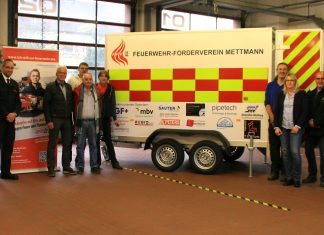 (v.l.) Benedikt Lamerz, Rainer Stauff und Marco Zerweiss zusammen mit eingeladenen Spendern vor dem neuen Anhänger der Jugendfeuerwehr. (Foto: Kreisstadt Mettmann)