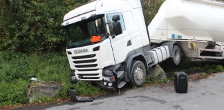 Der Lkw hing auf dem Findling an der Kalk-Betriebseinfahrt.