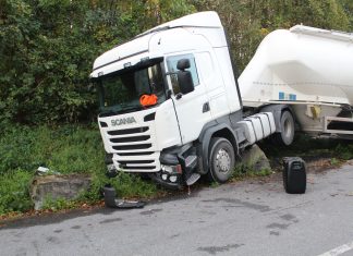 Der Lkw hing auf dem Findling an der Kalk-Betriebseinfahrt.