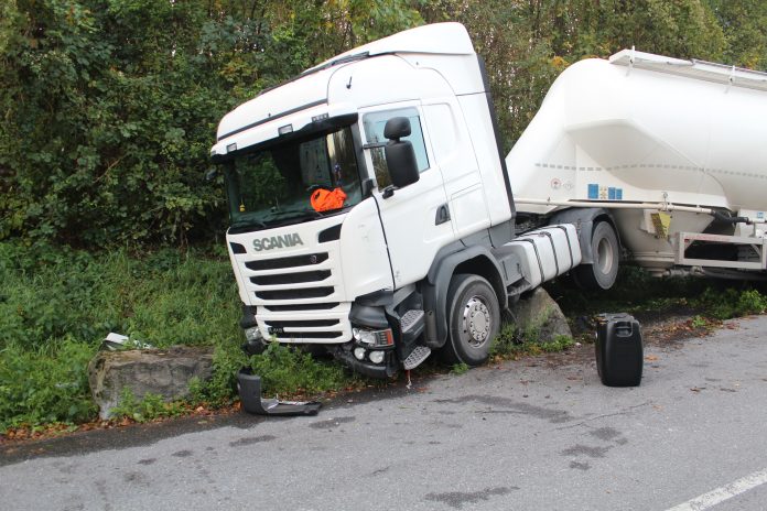 Der Lkw hing auf dem Findling an der Kalk-Betriebseinfahrt.