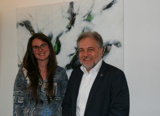 Bürgermeister Thomas Dinkelmann begrüßt Andrea Kotthaus als neue Leiterin der Abteilung Recht und Ordnung. Foto: Kreisstadt Mettmann