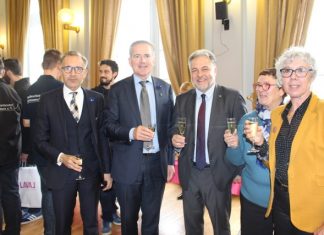 Vertreter der Städte stoßen auf die Freundschaft zwischen Mettmann und Laval beim Empfang im Rathaus an. Foto: Kreisstadt Mettmann