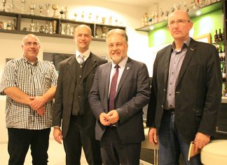 (v.l.) Fachbereichsleiter Marko Sucic, Bürgervereinsvorsitzender Gregor Neumann, Bürgermeister Thomas Dinkelmann und Fachbereichsleiter Kurt Werner Geschorec. (Foto: Kreisstadt Mettmann)