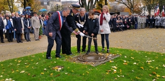 Lavals Bürgermeister François Zocchetto, Präfekt Frédéric Veaux und Mettmanns Bürgermeister Thomas Dinkelmann entzündeten gemeinsam die "Flamme der Erinnerung". Foto: Kreisstadt Mettmann