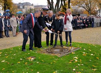 Lavals Bürgermeister François Zocchetto, Präfekt Frédéric Veaux und Mettmanns Bürgermeister Thomas Dinkelmann entzündeten gemeinsam die "Flamme der Erinnerung". Foto: Kreisstadt Mettmann