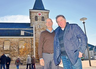 Volker Böhmer und Marcel Klaas vor dem Turm der Alten Kirche. Hier findet der Adventstreff statt. Foto: Mathias Kehren