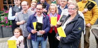 Gastronome und VMG mit den neuen Gutscheinen für Schlüsselgerichte. Foto: Sören Mundt
