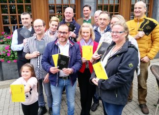 Gastronome und VMG mit den neuen Gutscheinen für Schlüsselgerichte. Foto: Sören Mundt