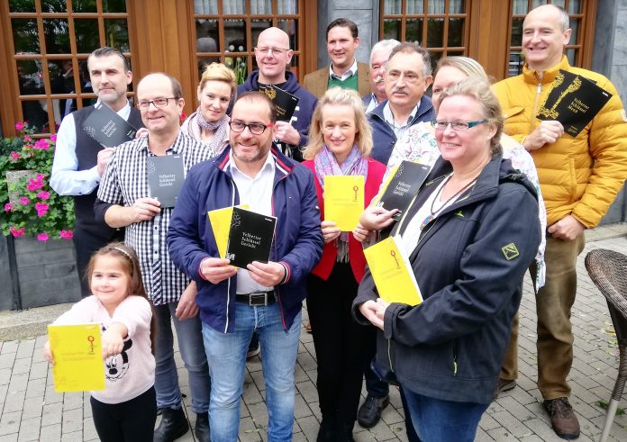 Gastronome und VMG mit den neuen Gutscheinen für Schlüsselgerichte. Foto: Sören Mundt