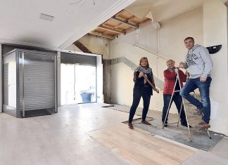 Der Umbau kann starten: Renate Zanjani, Tanja Högström und Daniel Pörschke in den neuen Räumen der Tafel in Velbert. Foto: Mathias Kehren