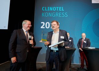 Bernd Huckels, Geschäftsführer des EVK Mettmann, hat die Auszeichnung für Exzellenz entgegengenommen. Foto: EVK Mettmann