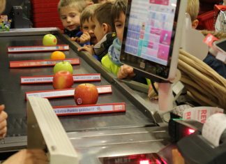 Die Kinder des Caritas-Kindergartens Goldberg durften ihre erlernten Kenntnisse im Umgang mit Geld im Alltag erproben. Foto: André Volkmann