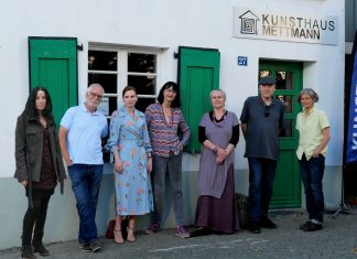 (v.l.) Koro Arandia, Lothar Weuthen, Ekaterina Gasmi, Claudia van Koolwijk, Ute Augustin-Kaiser, Harald Feyen und Anna Schriever präsentieren ihre Werke im Mettmanner Kunsthaus. Foto: Kunsthaus Mettmann