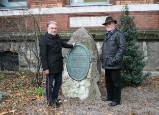 Bürgermeister Thomas Dinkelmann und Ottokar Iven neben dem Seminaristen-Stein, der nun wieder vor dem Rathaus steht. Foto: Kreisstadt Mettmann