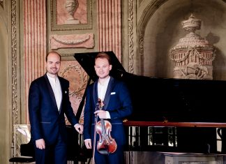Die Brüder Niklas Liepe und Nils Liepe spielen im Ferdinand-Trimborn-Saal der Musikschule. Foto: Ute Laux