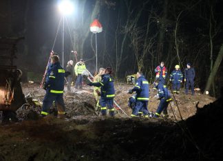 Der THW-Ortsverein war im Dezember vergangenen Jahres im Dauereinsatz, um den Dammbruch eines Regenrückhaltebeckens in Hösel zu verhindern. Foto: THW Ratingen