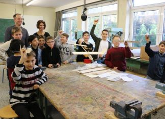 KInder aus dem Kindergarten und aus zwei Grundschulen gemeinsam mit Jungen und Mädchen der Gesamtschule Velbert